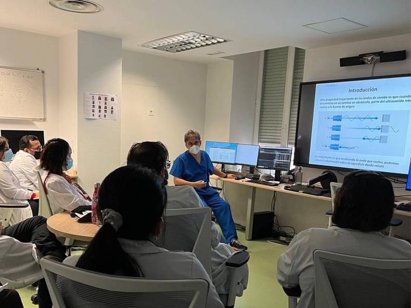 Clase del Master Imagen Cardiaca Avanzada 2022-2023 con el Profesor Gómez de Diego